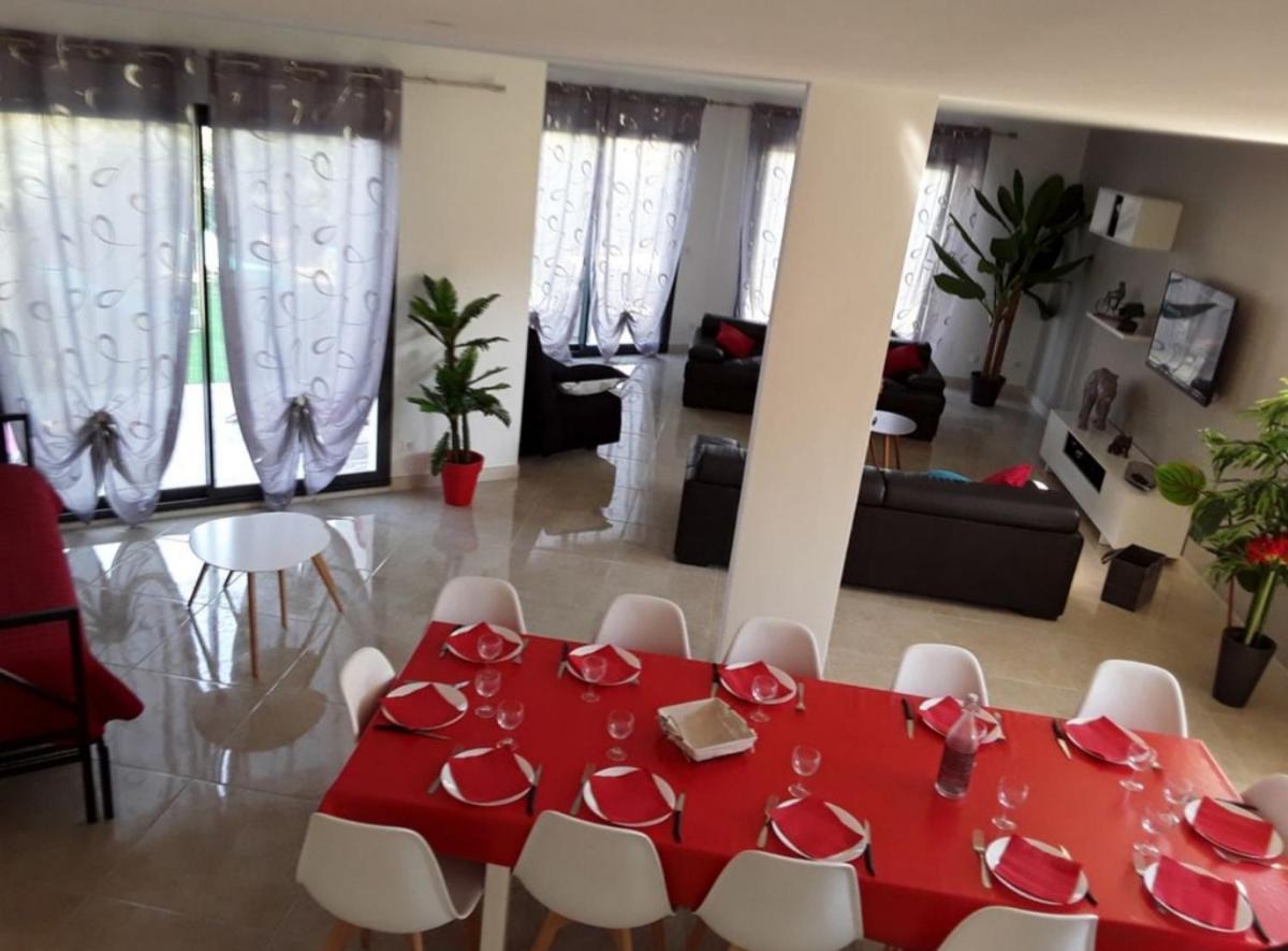Villa En Bord De Plage Сет Екстериор снимка
