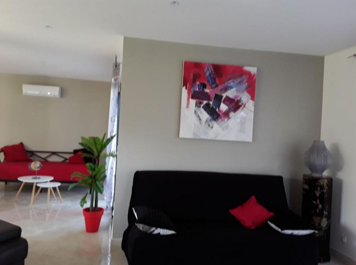 Villa En Bord De Plage Сет Екстериор снимка