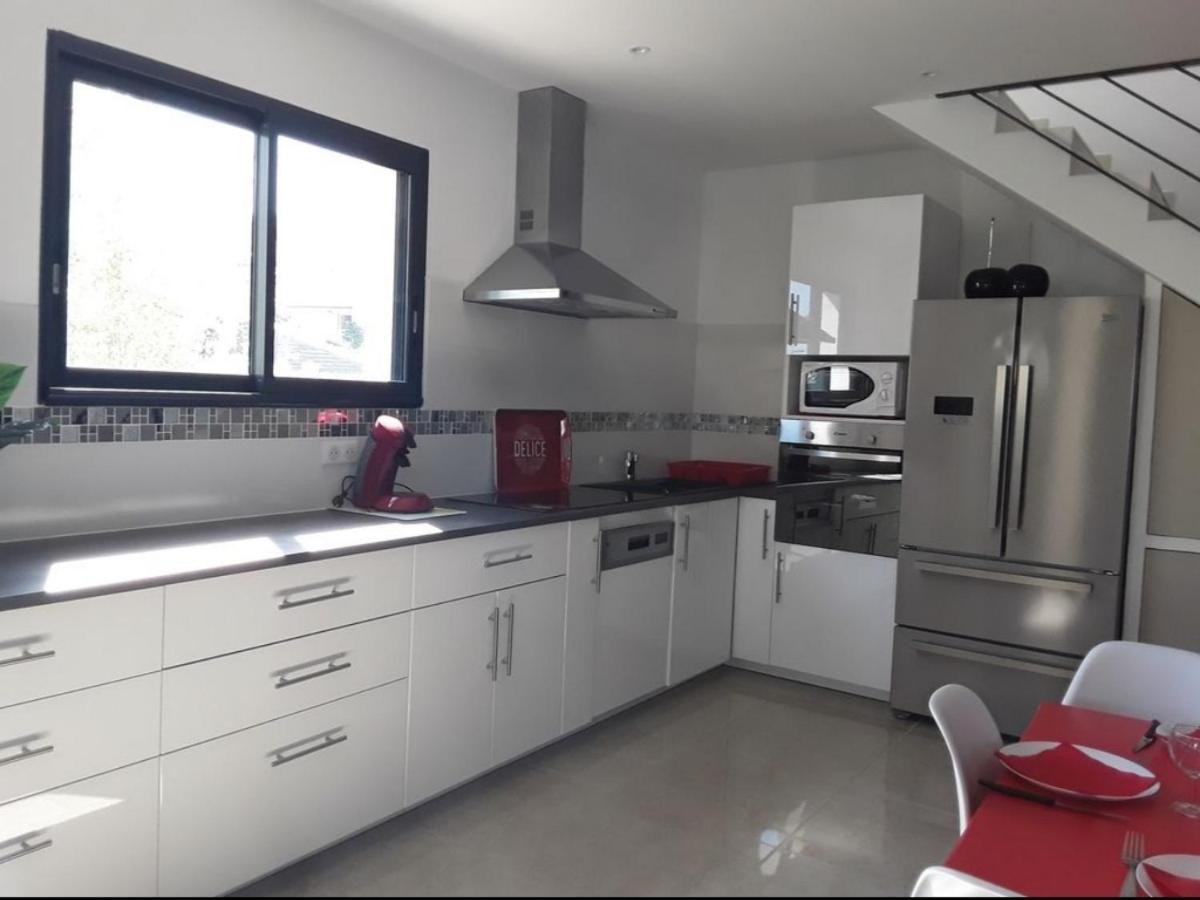 Villa En Bord De Plage Сет Екстериор снимка