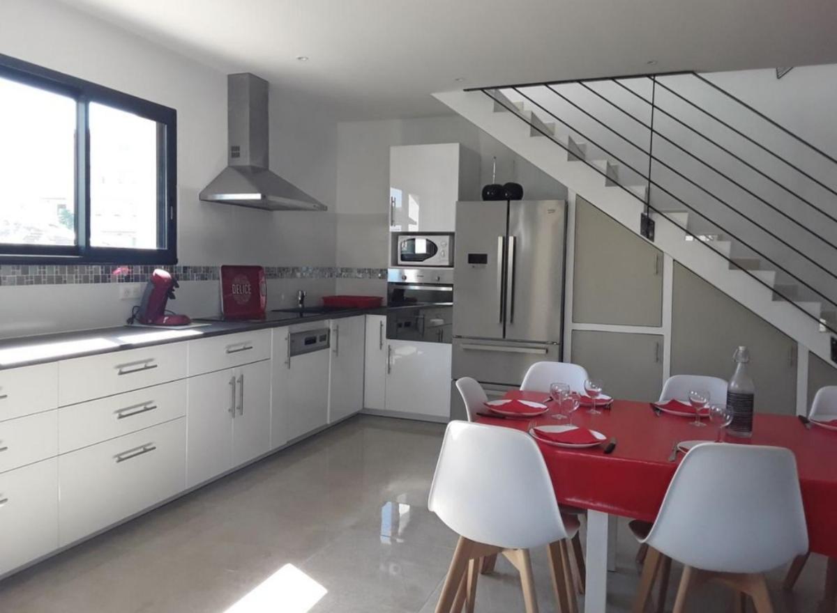 Villa En Bord De Plage Сет Екстериор снимка