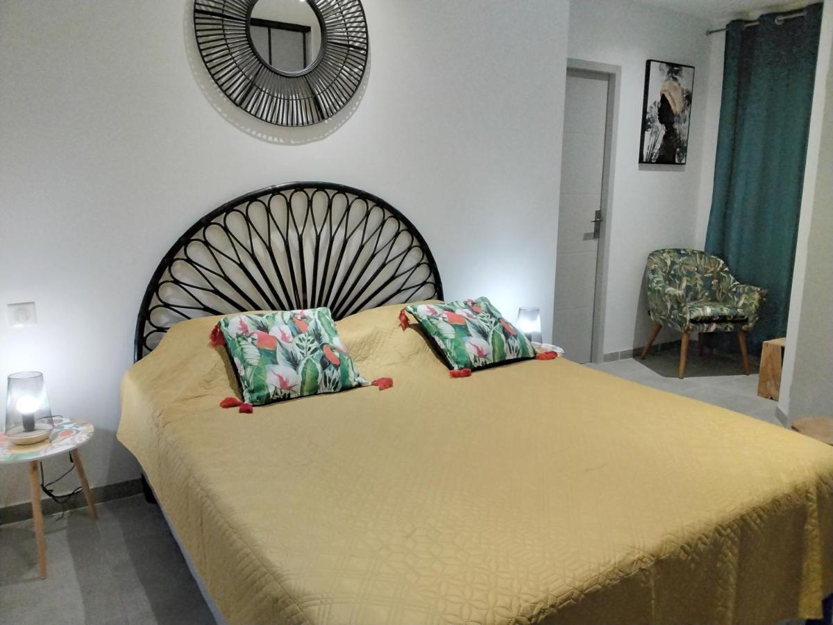 Villa En Bord De Plage Сет Екстериор снимка