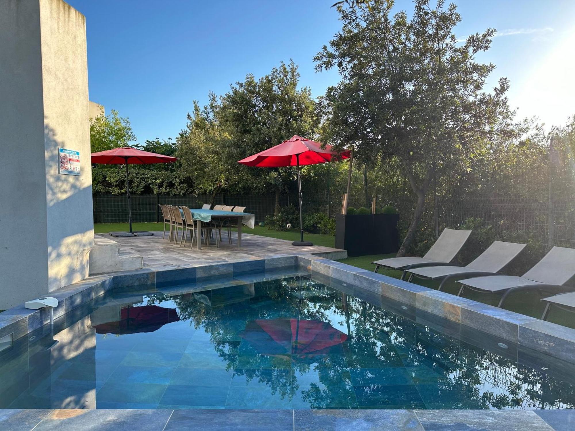 Villa En Bord De Plage Сет Екстериор снимка