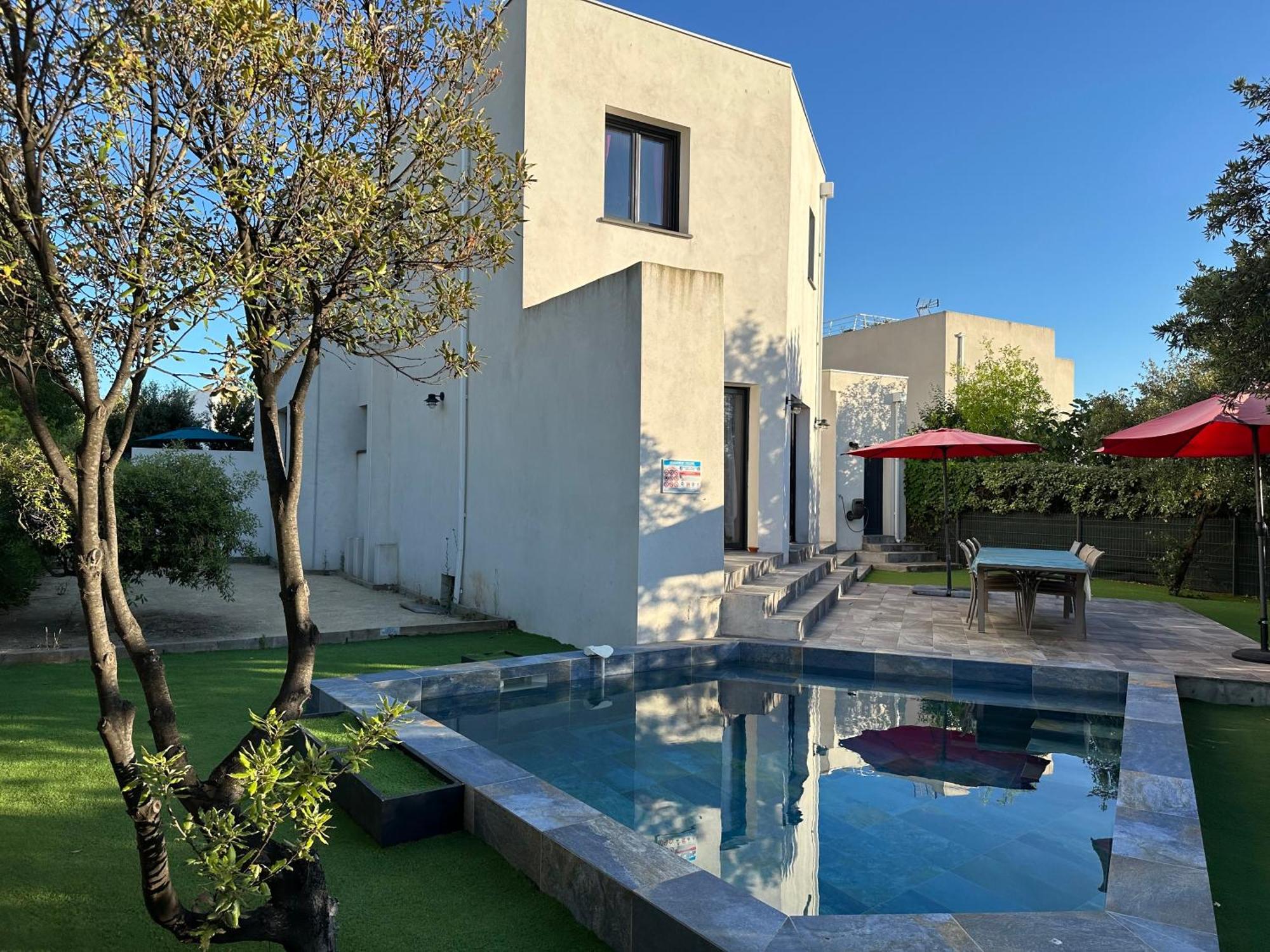 Villa En Bord De Plage Сет Екстериор снимка